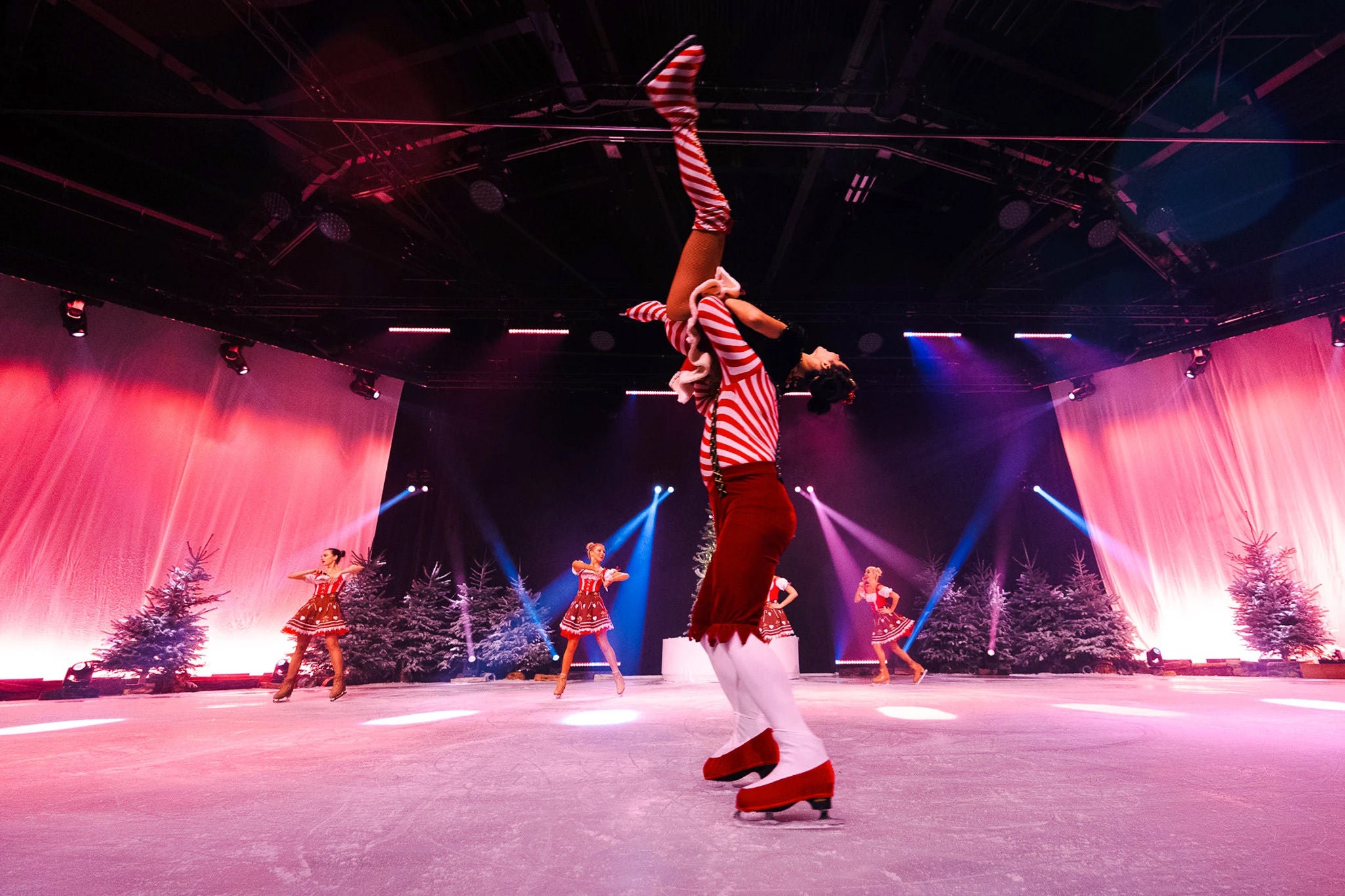 Spectacle sur glace avec 10 acrobates au Tiki Theater