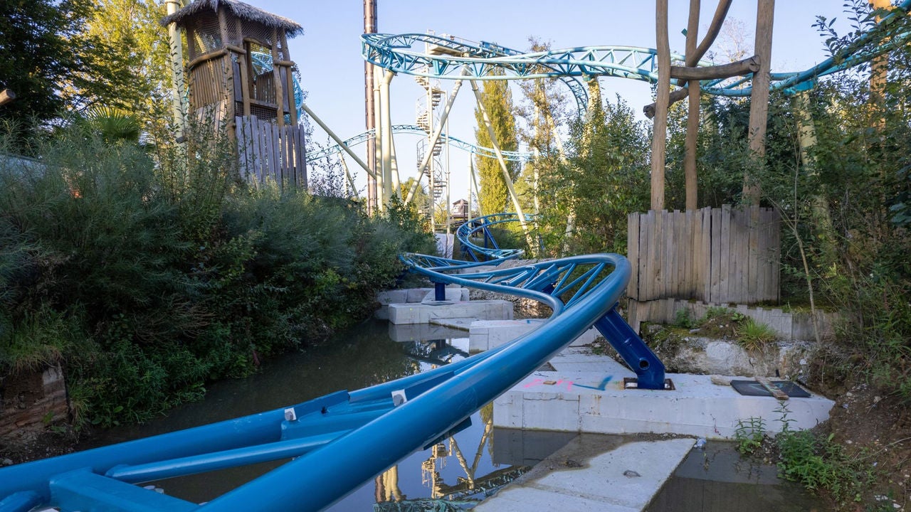 Nouvelle attraction Mecalodon de Walibi passant sous le Tiki-Waka